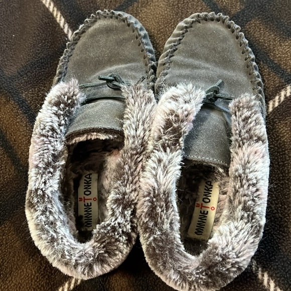 Ladies MINNETONKA Leather and faux fur Slippers - Picture 2 of 6